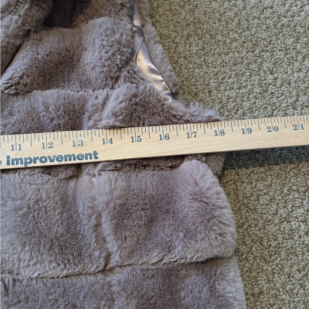 Liz Claiborne Woman’s  Faux Fur Vest in Taupe - Picture 3 of 7